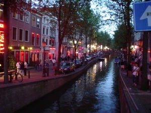Miljoonat käyvät vuosittain Amsterdamissa, eikä kannabiskulttuuri haittaa.